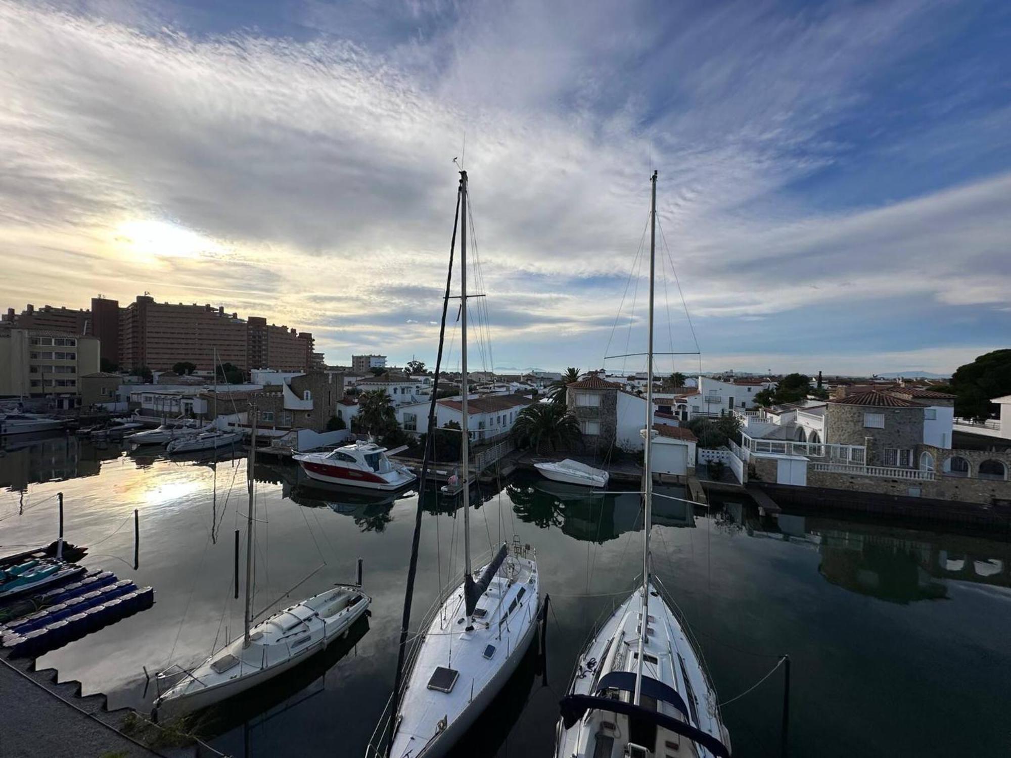 Apartamento en Roses con vistas al canal y piscina Exterior foto