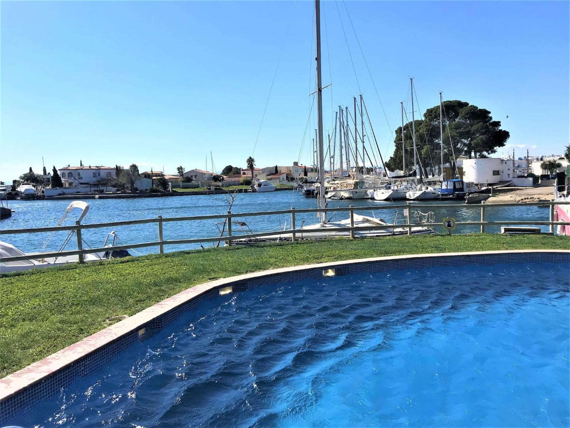 Apartamento en Roses con vistas al canal y piscina Exterior foto