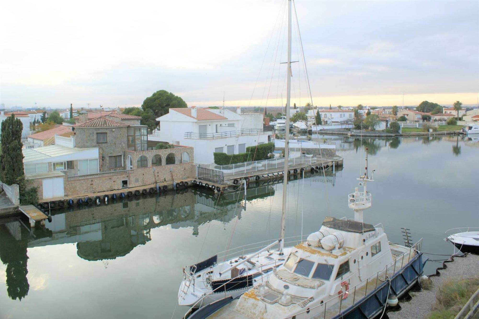Apartamento en Roses con vistas al canal y piscina Exterior foto