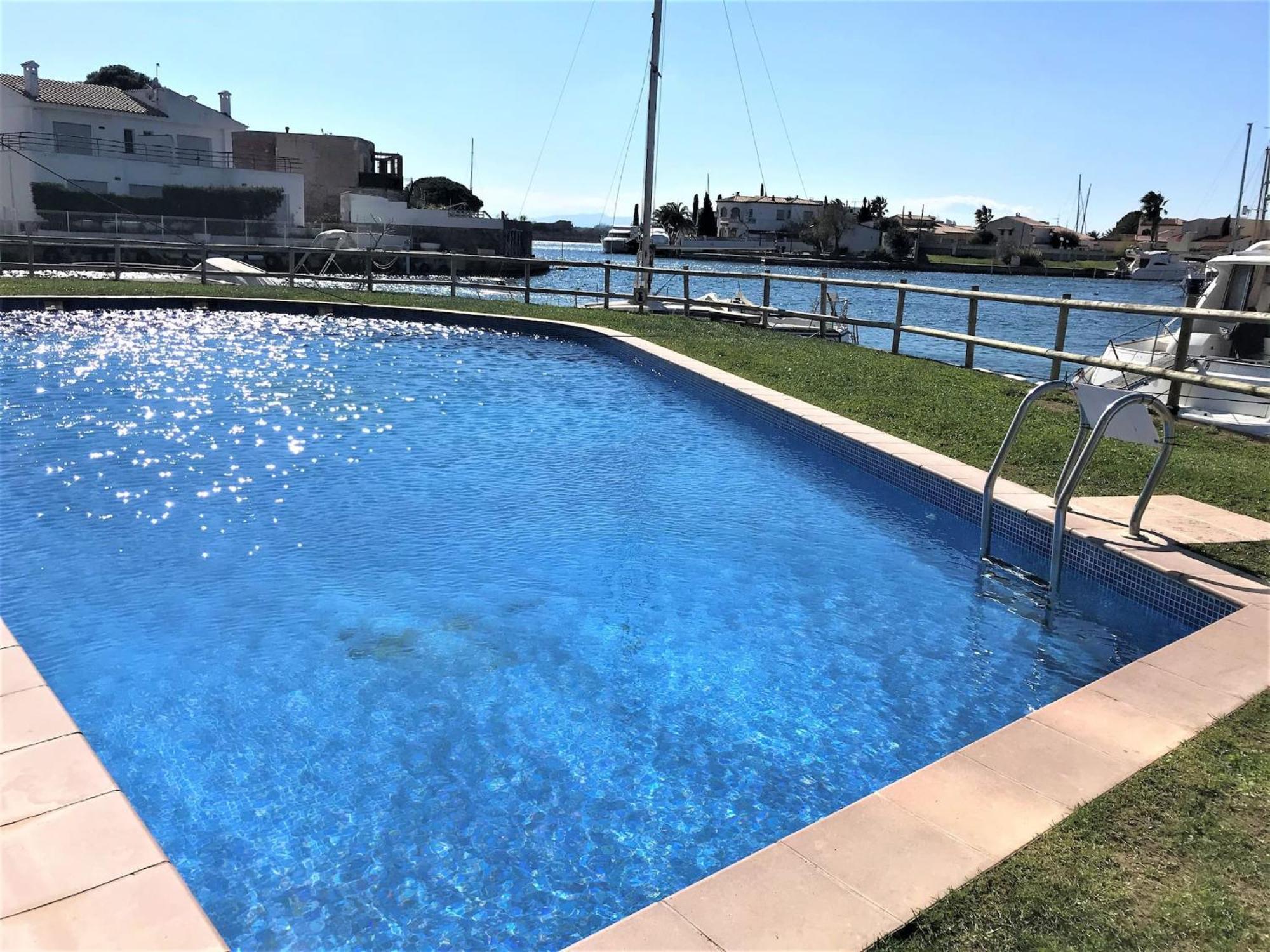 Apartamento en Roses con vistas al canal y piscina Exterior foto