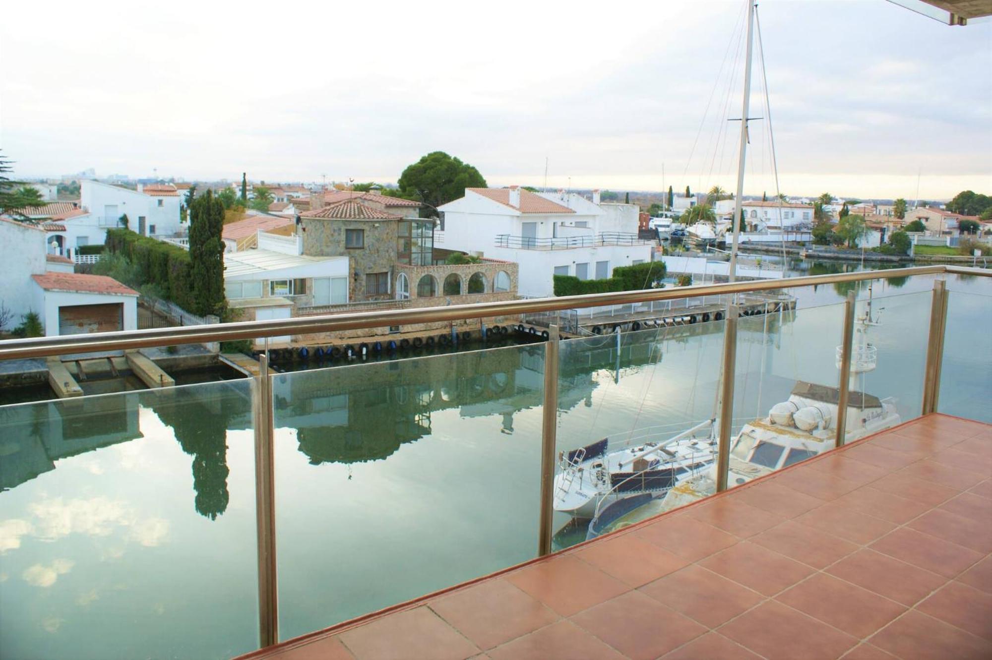 Apartamento en Roses con vistas al canal y piscina Exterior foto